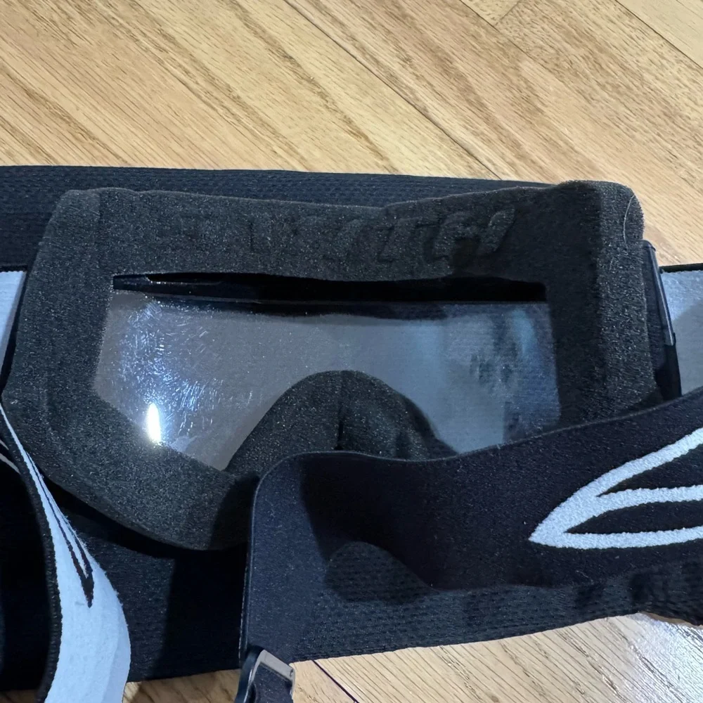 Women’s ski goggles
